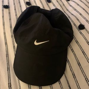 Nike featherlight dri fit women’s hat